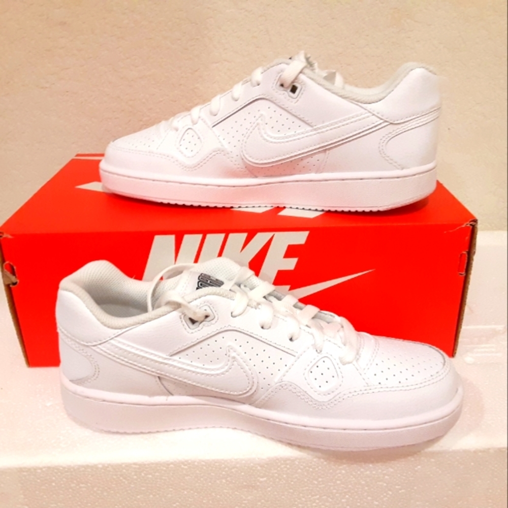 Nike - Picture 2 of 4